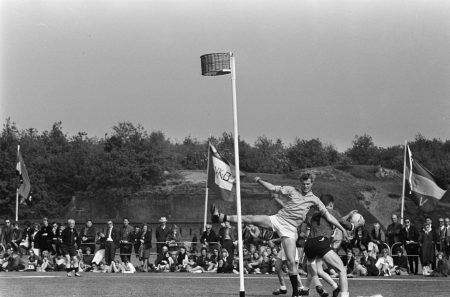 Het KNKV-archief: Een duik in de geschiedenis van de korfbalsport