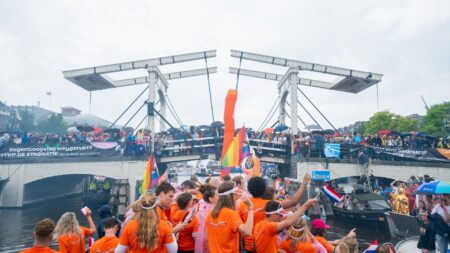 5 korfballers op de sportboot tijdens de Canal Parade