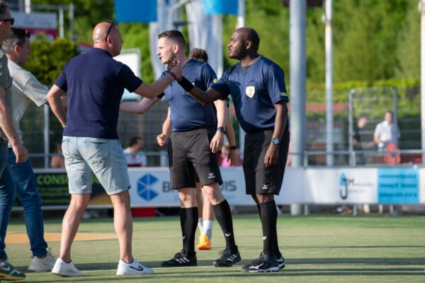 Korfbalcoach geeft scheidsrechter een hand na afloop van de wedstrijd