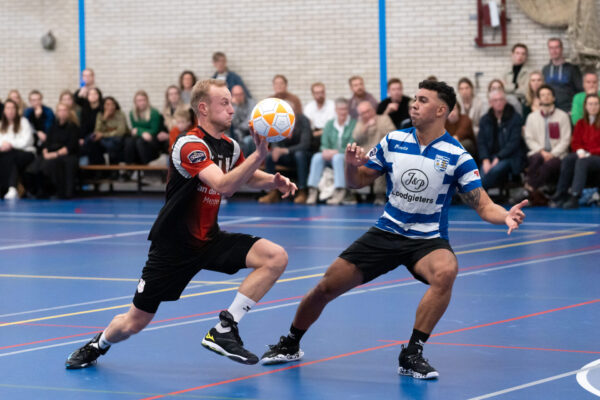 Actiefoto uit de wedstrijd Blauw-Wit tegen DOS '46 in de thuishal van Blauw-Wit. 