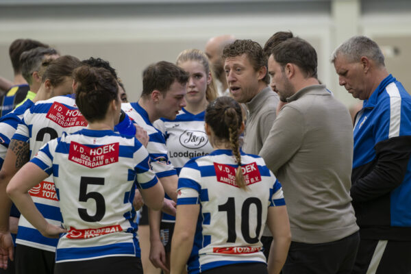 Coach Barry Schep spreekt de selectie van Blauw-Wit toe tijdens een time-out