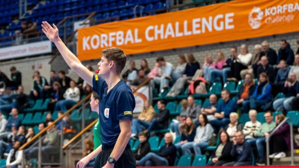 Jonge scheidsrechters in actie op de Korfbal Challenge 2024