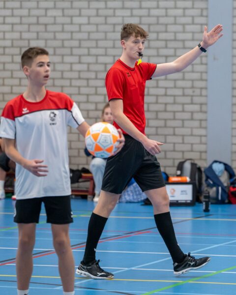 Jorian Boonstra in actie op de Korfbal Challenge.